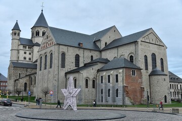 L'imposante coll&eacute;giale Sainte-Gertrude en fin de journ&eacute;e &agrave; Nivelles (Brabant Wallon)