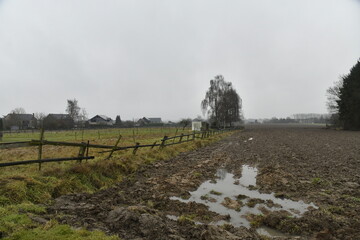 Champ boueux en hiver par temps de pluie &agrave; Frasnes-Lez-Gosselies (Charleroi) 
