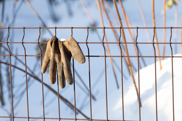 rękawica robocza wisi na ogrodzeniu w mroźny dzień © workszop