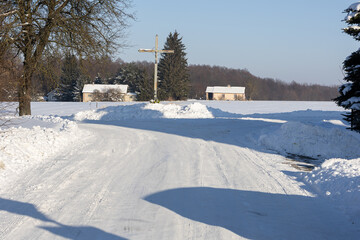 krzyż przy drodze w zimie © workszop