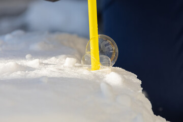 bańki mydlane puszczane w mroźny dzień © workszop