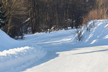 kręta droga zasypana śniegiem w zimie © workszop