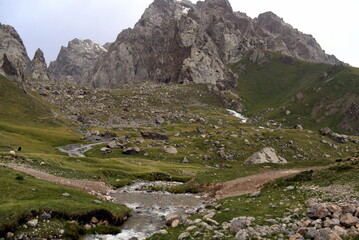 Schroffe, felsige Landschaft im Ak-Sai-Tal