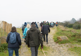 Randonneurs seniors sur le GR34 en Bretagne
