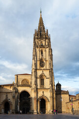 Obraz premium The Metropolitan Cathedral Basilica of the Holy Saviour, or Cathedral of San Salvador, the place where the Camino Primitivo starts, in Oviedo, Asturias, Spain
