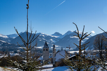 Blick &uuml;ber das verschneite Kitzb&uuml;hel mit Bergen