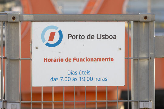Porto de lisboa sign displaying opening hours