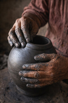 artesano haciendo vasija de barro negro 