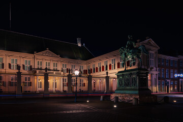 Naklejka premium Noordeinde Palace and William of Orange statue at night