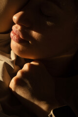 Obraz premium Subtle lighting emphasizes thoughtful looks and skin texture