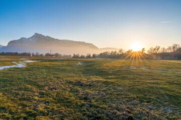 Untersberg mit Wiesen bei Sonnenuntergang im Winter