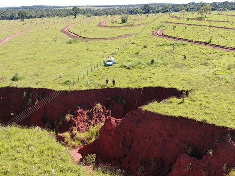 Vossoroca gigante, causada pela a&ccedil;&atilde;o da chuvas em &aacute;rea de desmatamento para plantio de lavoura.