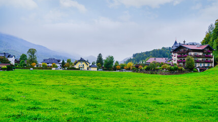 Obraz premium Panoramic View of Charming Fuschl Village Houses with Flower Balconies