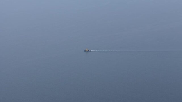 Pesquero navegando oceano Punta Angamos Pac&iacute;fico Chile