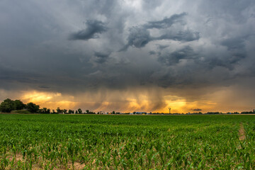Fantastische Abendstimmung mit einem abziehenden Gewitter in toller abendlicher Lichtstimmung