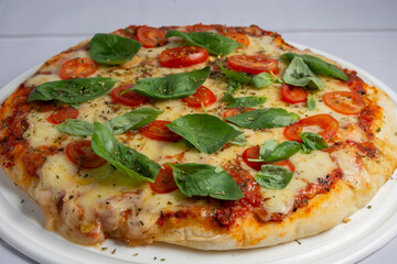 pizza napolitana con hojas de rucula