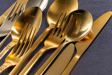 テーブルの上で金色に輝くカトラリー