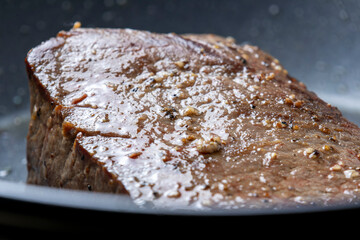 牛肉(モモ ブロック)をフライパンで焼く調理シーンのアップ。