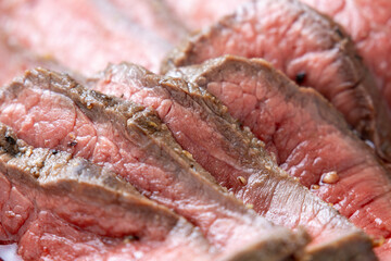 スライスしたローストビーフのアップ。