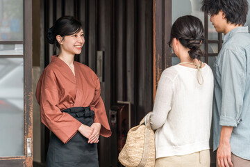 Nakaisan and proprietresses who serve tourists at long-established hot spring inns, luxury inns,...