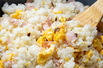 チャーハン調理シーン。