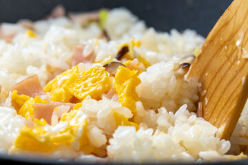 チャーハン調理シーンのアップ。