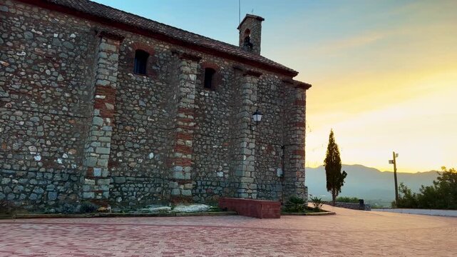 Ermita de san Antonio iluminada por los &uacute;ltimos rayos del atardecer