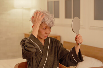 髪の毛に悩みがあるシニア女性