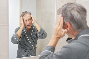 髪の毛に悩みがあるシニア男性