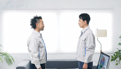 オフィスで向かい合う作業員のグループ