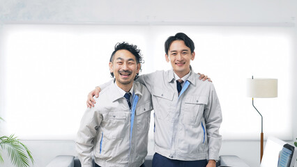 オフィスで肩を組む作業員のグループ