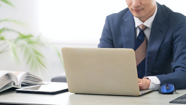 ビジネス、ノートパソコン、PC、DX、ツール、ソフトウェア、アプリ、デスクワーク、事務、業務、クラウド、パソコン、IT、デジタルトランスフォーメーション、ビジネスマン、ビジネスパーソン、スーツ、会社員、サラリーマン、日本人、オフィス、職場、仕事、働く、企業、就職、レポート、日報、共有、メール、テキスト、営業、コピースペース、タイピング、入力、作業、人材、資料、制作、表計算、システム、男性、ビジネス