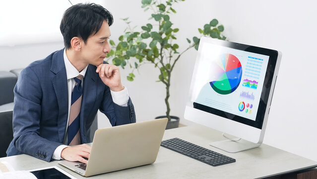 ビジネス、マーケティング、DX、分析、コスト、経営、戦略、業績、決算、確定申告、見積もり、計画、企画、チェック、確認、人材、人件費、経費、費用、考える、課題、ビジネスマン、ビジネスパーソン、スーツ、会社員、サラリーマン、日本人、男性、オフィス、職場、仕事、働く、企業、パソコン、PC、IT、デジタルトランスフォーメーション、業務、事務、経理、マネジメント、管理職、スプレッドシート、表計算、ソフトウェ