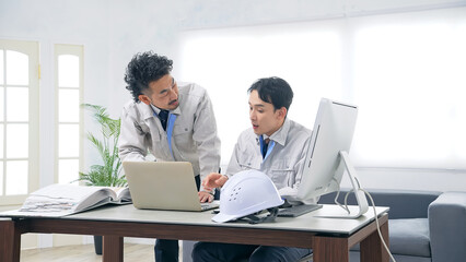 Obraz premium オフィスで会議する作業員のグループ