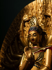 Obraz premium Ornate Golden Thousand-Armed Guanyin Bodhisattva Statue in Buddhist Temple