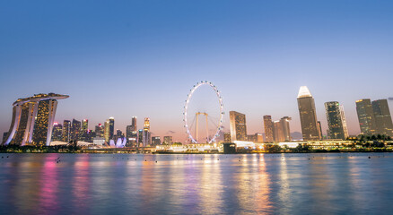 Obraz premium Tourists in the city park of singapore at night, landscape marina bay in Singapore city.