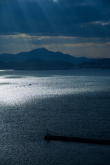 関門海峡と降る日の光20180101