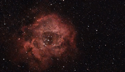 Sternenhimmel mit Rosettennebel in der Nacht sichtbar vor einem klaren Hintergrund