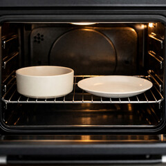 오븐 내부와 미니멀 조리 준비 주방 장면