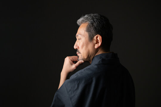 和服姿の中高年男性