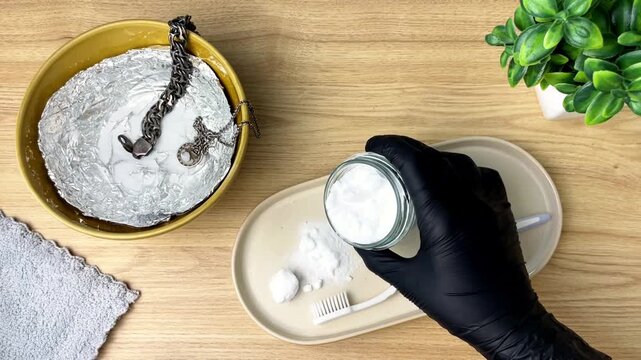 A simple way to clean silver with baking soda without professional cleaning products. Suitable for household tips and educational content.