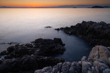 美しい夕暮れの海岸の風景	