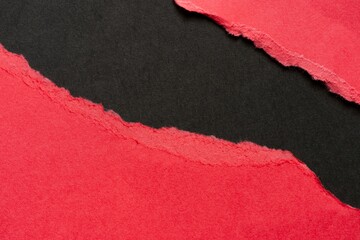 破れた赤色と黒色の画用紙