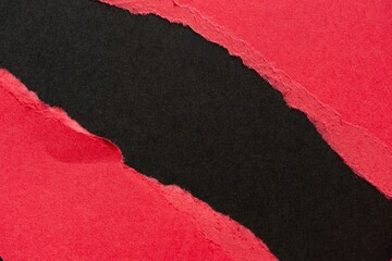 破れた赤色と黒色の画用紙