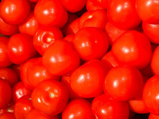Obraz premium Fresh ripe red tomatoes clustered together close-up.