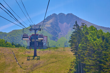 初夏の朝の群馬県利根郡片品村のロープウェイから日光白根山方面を見る © Q2PHOTOAS