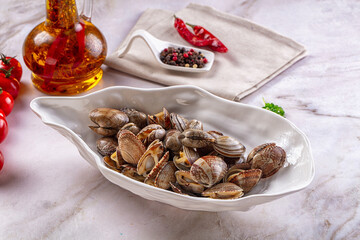 Steamed vongole clams with spices © Andrei Starostin