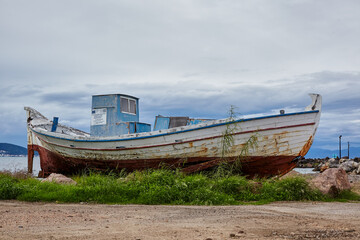 vecchia barca in legno abbandonata in spiaggia