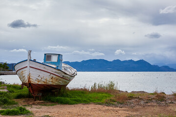 vecchia barca rovinata in spiaggia