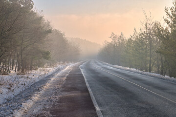 Zimowa droga o wschodzie słońca